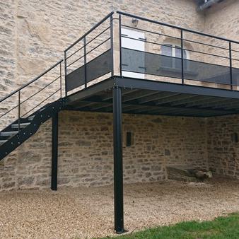Terrasse avec escalier et garde corps tôle perforée